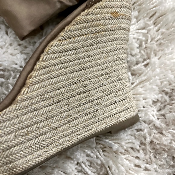 Jennifer Lopez Espadrilles 4” heels Size 8 Gold/Tan - Picture 3 of 7